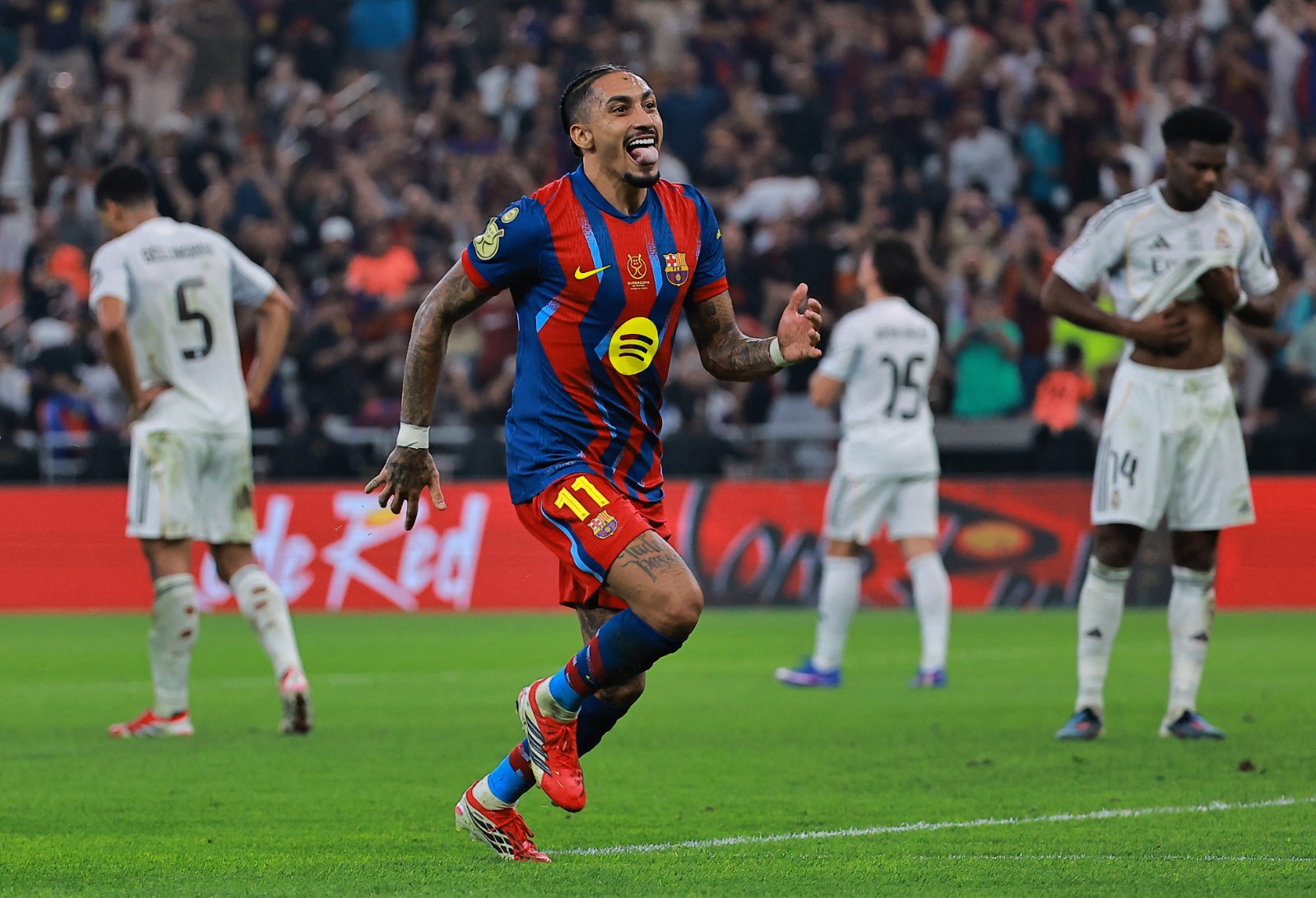 رافينيا يحتفل بهدفه في نهائي كأس السوبر الإسباني بين برشلونة وريال مدريد - 11 يناير 2026