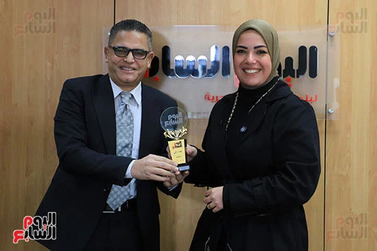 عبد الفتاح عبد المنعم رئيس التحرير يكرم آية عبد الرحمن