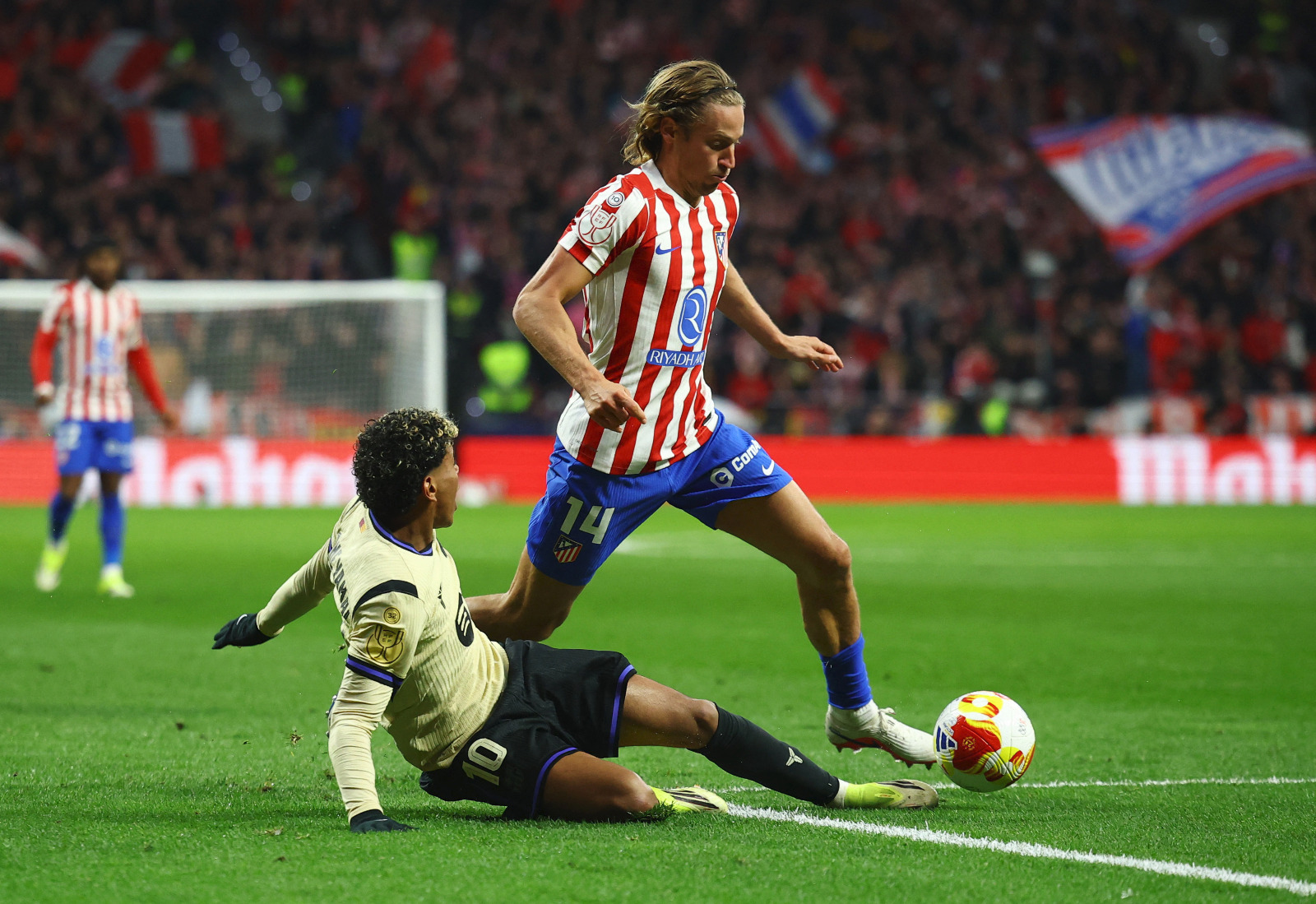 صراع على الكرة بين ماركوس يورنتي ولامين يامال خلال مباراة أتلتيكو مدريد وبرشلونة في نصف نهائي كأس ملك إسبانيا - 12 فبراير 2026