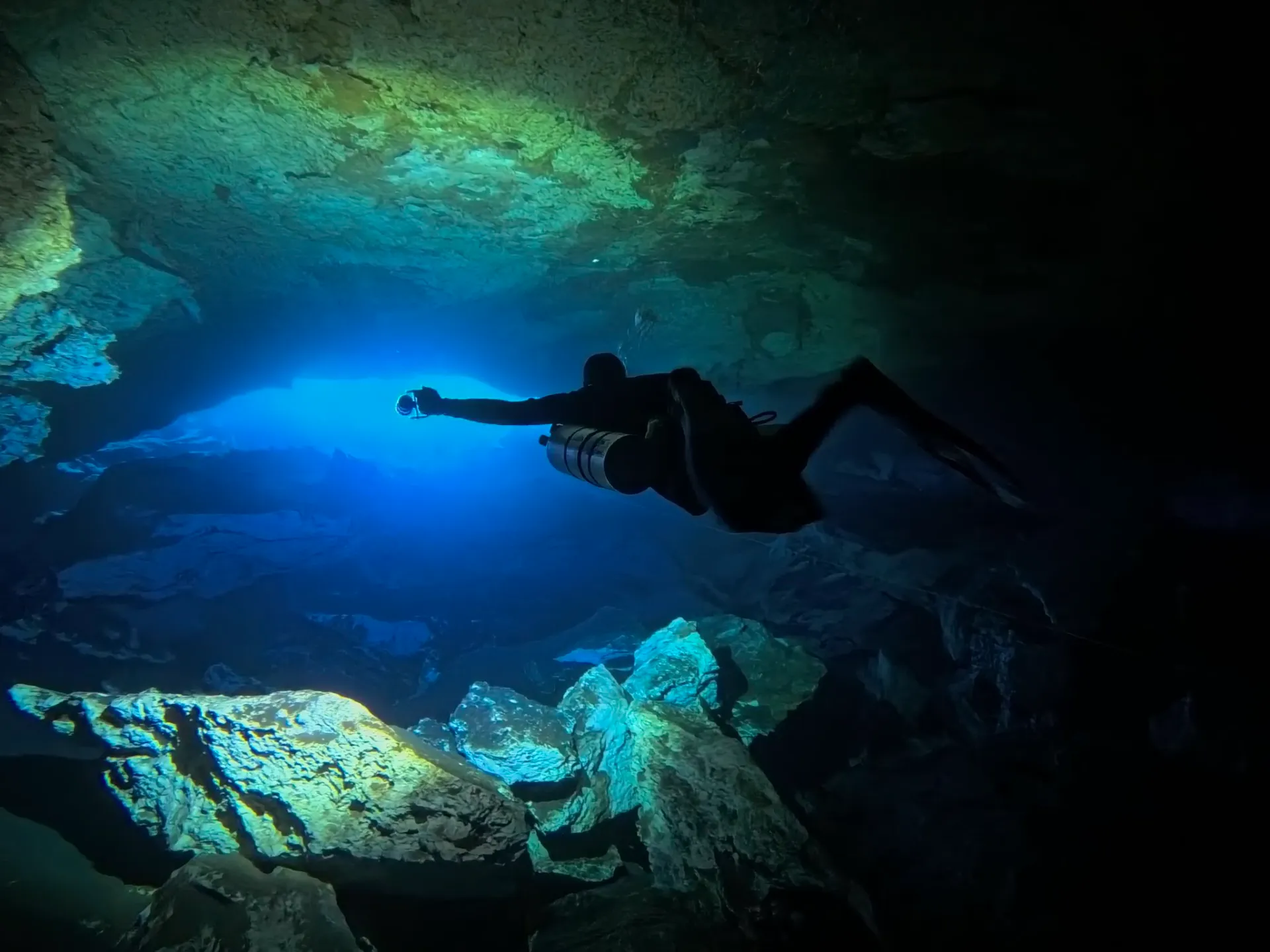 الغوص في الكهوف الغوص في الكهوف