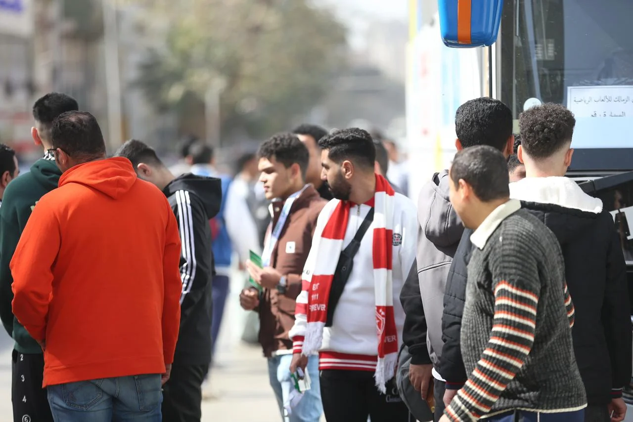 جمهور الزمالك ينتظر امام مقر النادى جمهور الزمالك ينتظر امام مقر النادى