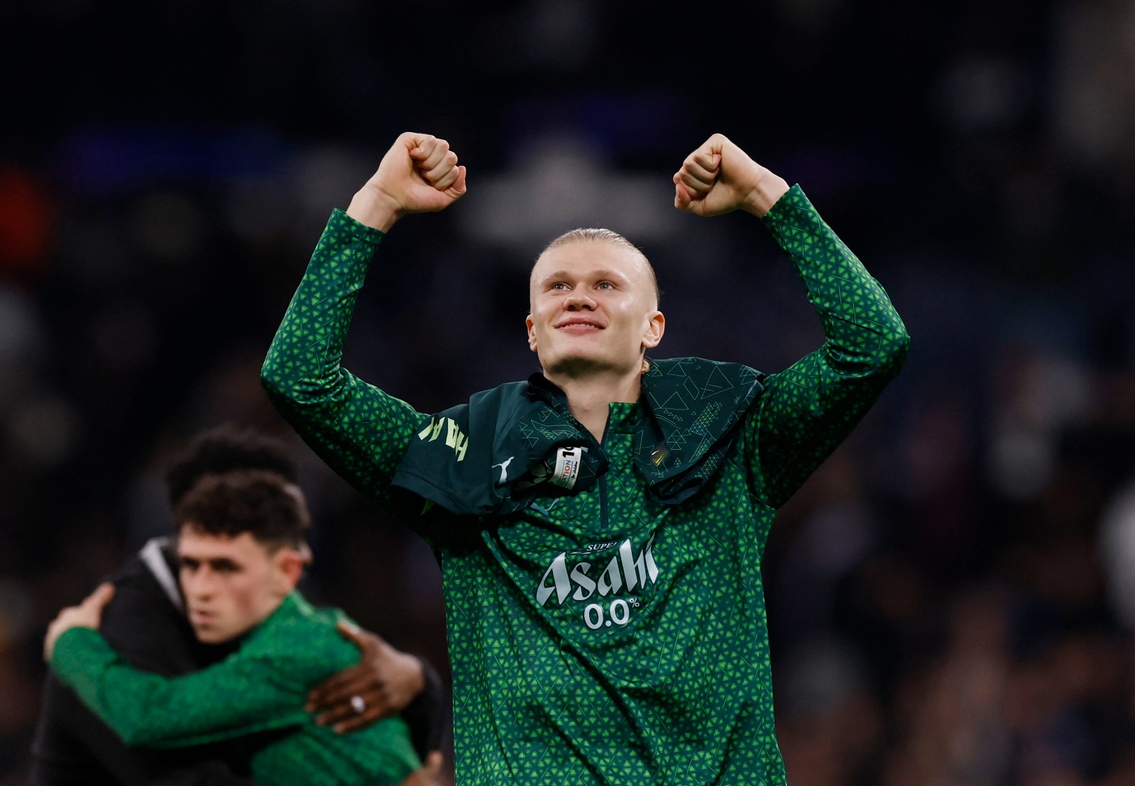 إيرلينغ هالاند يحيي الجماهير بعد فوز فريقه مانشستر سيتي على ريال مدريد في دوري أبطال أوروبا - 10 ديسمبر 2025