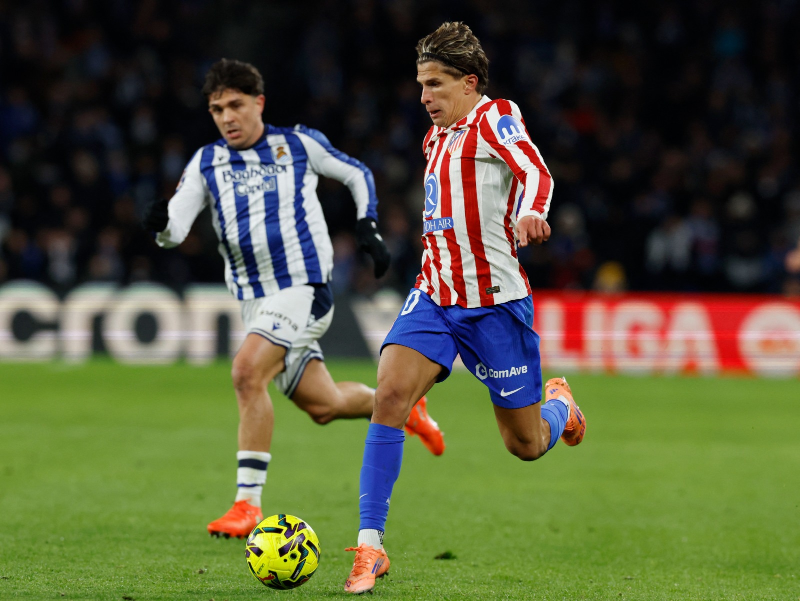 جوليانو سيميوني لاعب أتلتيكو مدريد يركض بالكرة خلال مواجهة ريال سوسيداد في الدوري الإسباني - 4 يناير 2026