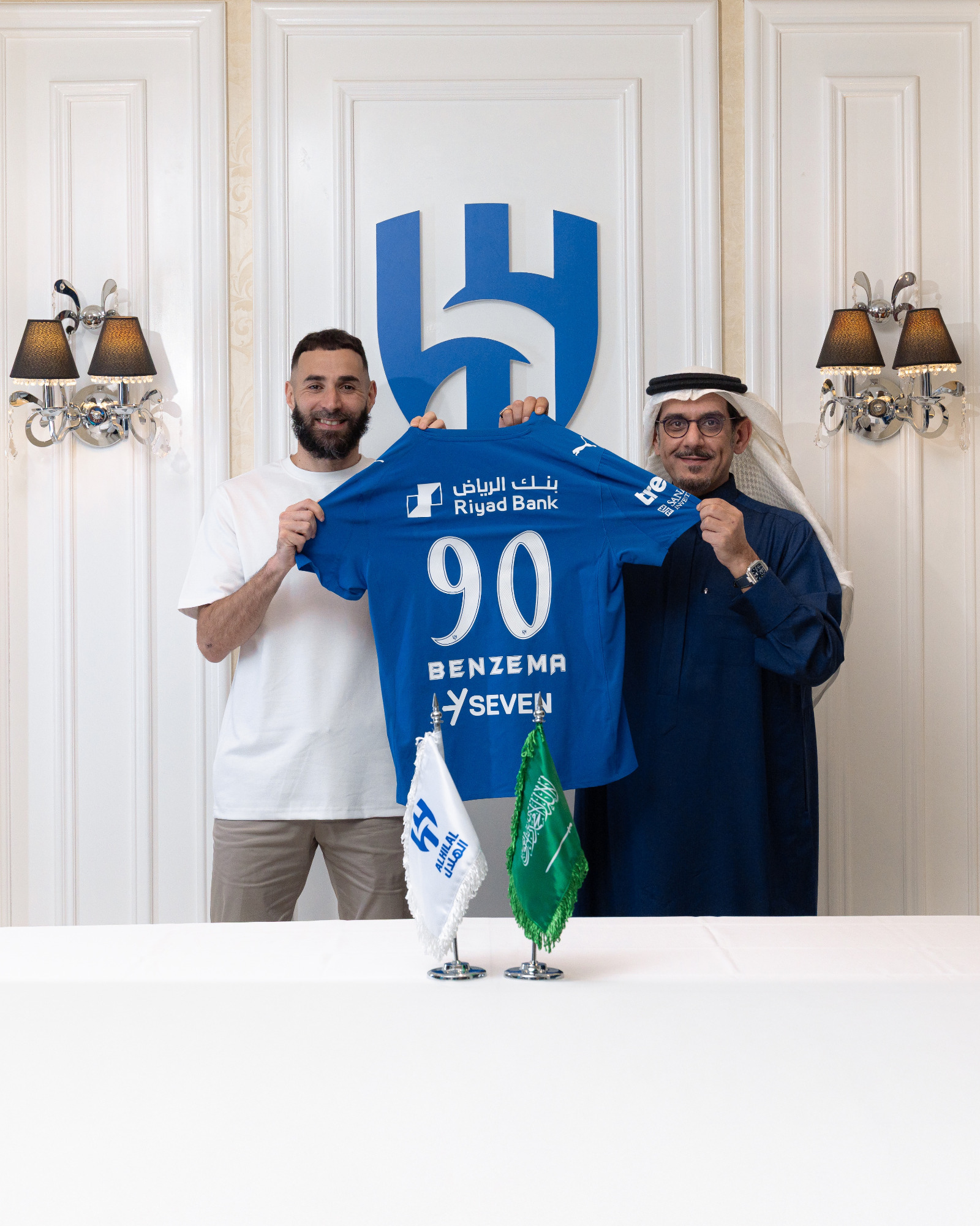 كريم بنزيما يحمل القميص رقم 90 مع رئيس الهلال الأمير نواف بن سعد - 3 فبراير 2026