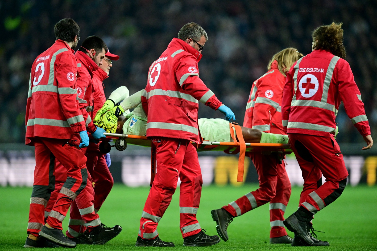 لحظة خروج مايك ماينان حارس ميلان على محفة بسبب إصابة بالرأس خلال مواجهة أودينيزي بالدوري الإيطالي - 11 أبريل 2025