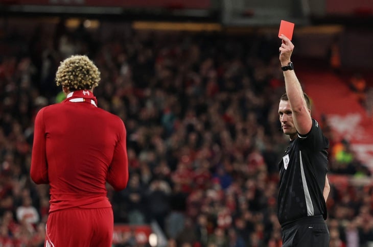 لاعب ليفربول الجديد الذي تبلغ قيمته 110 ملايين دولار يحصل على بطاقة حمراء سخيفة - الصورة 4.