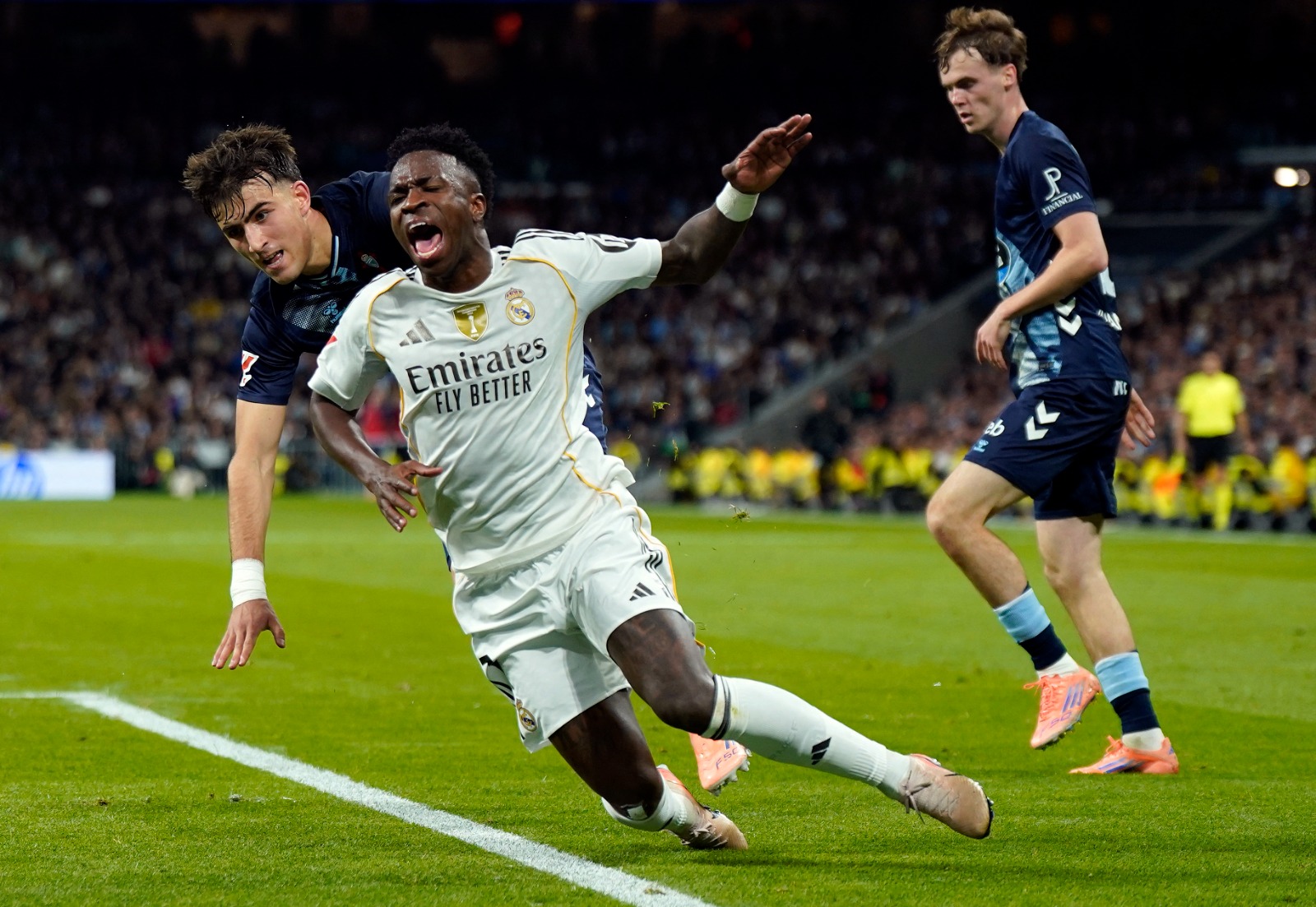 7 أخطاء تحكيمية مؤثرة في الدوري الإسباني لصالح الريال وضد برشلونة – مشاهير 7 أخطاء تحكيمية مؤثرة في الدوري الإسباني لصالح الريال وضد برشلونة – مشاهير