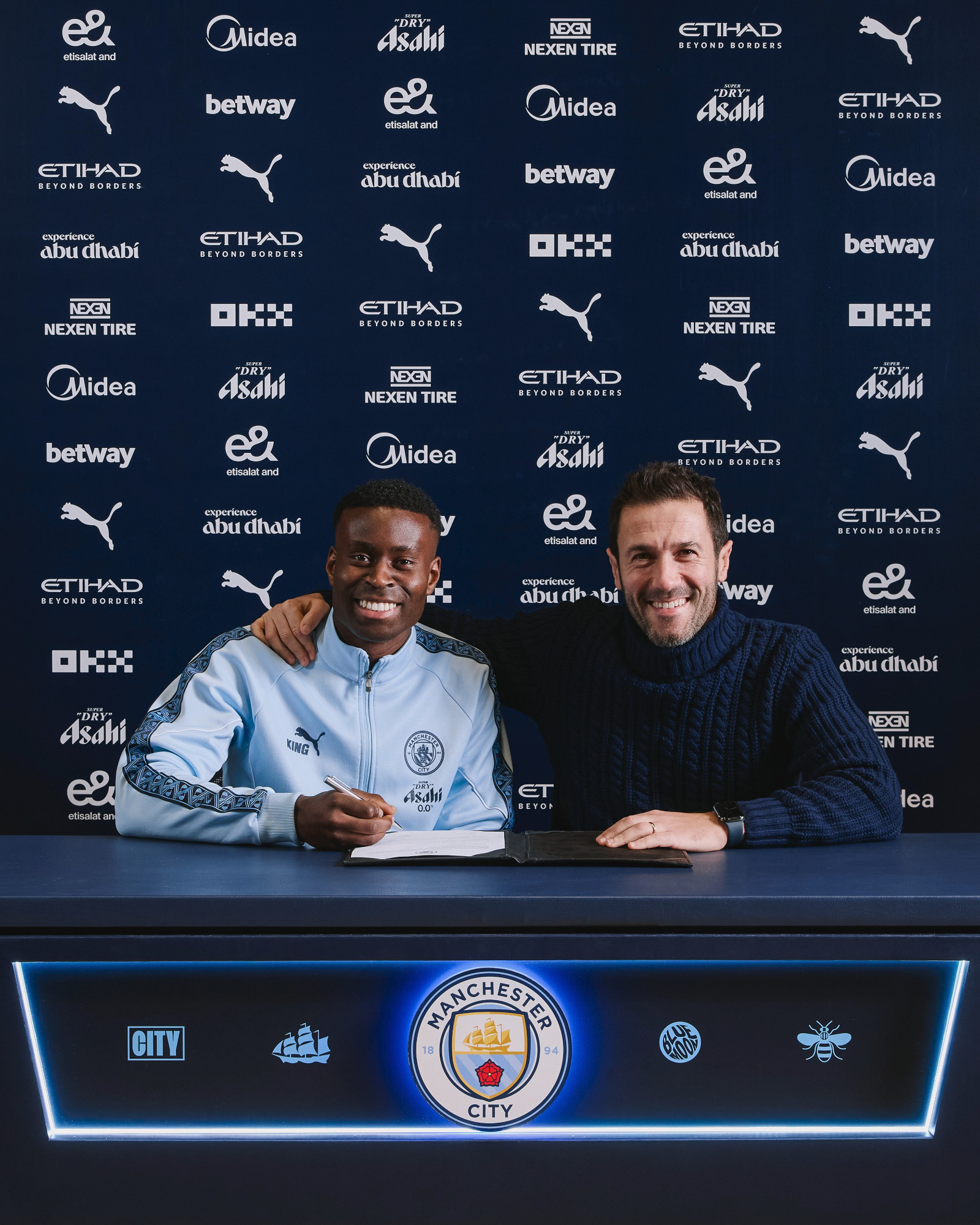 مارك غيهي يوقّع عقده في حضور هوغو فيانا المدير الرياضي لمانشستر سيتي - 19 يناير 2026