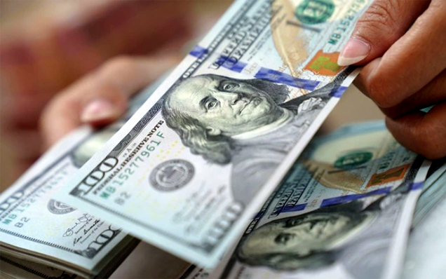 انخفض الدولار الأمريكي انخفاضاً طفيفاً. (صورة توضيحية. المصدر: baokhanhhoa.vn)