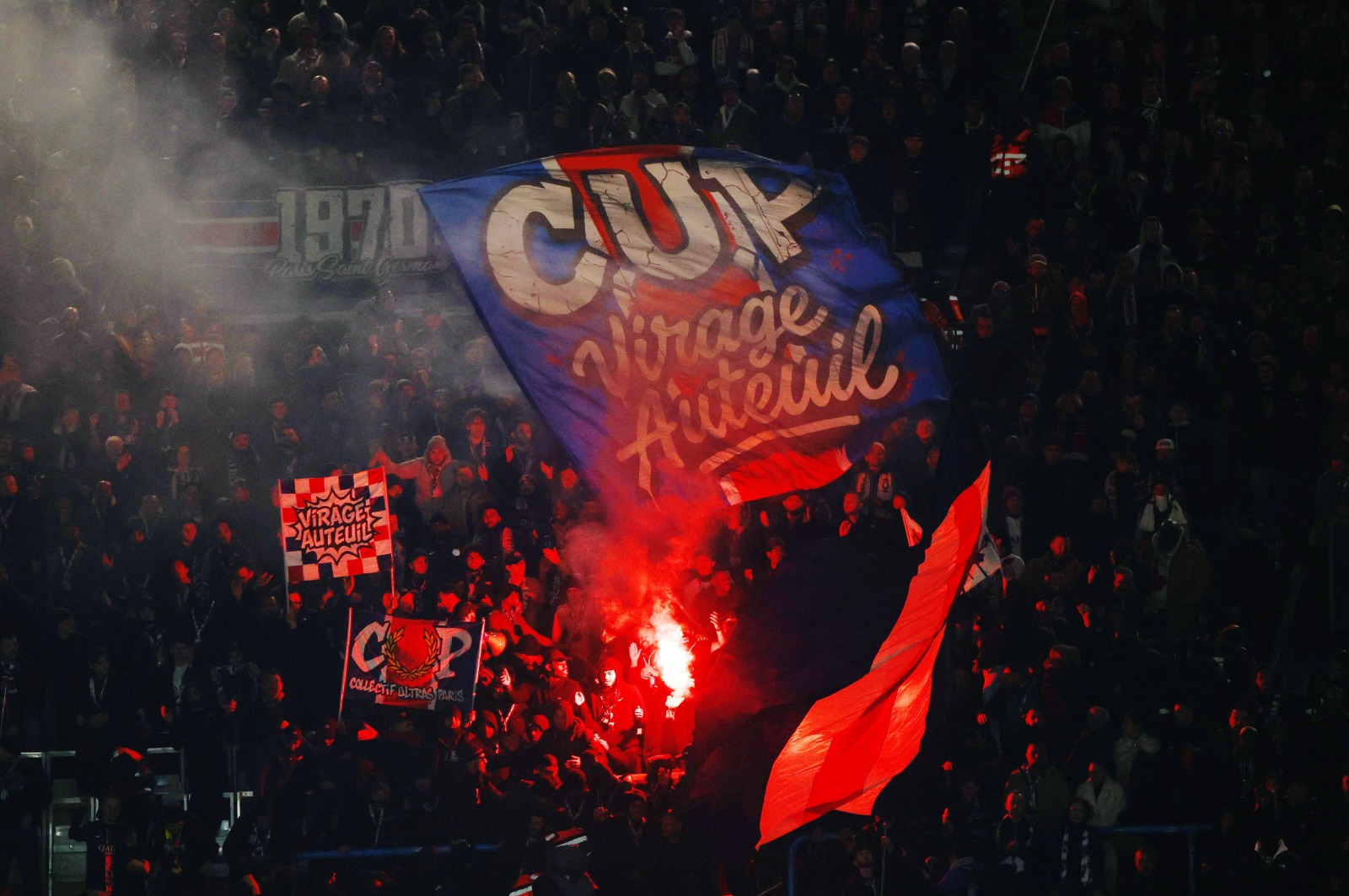 جماهير باريس سان جيرمان تشعل الشماريخ خلال مواجهة نيوكاسل في دوري أبطال أوروبا - 28 يناير 2026