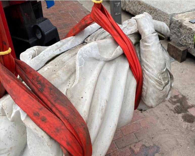 التمثال المحطم