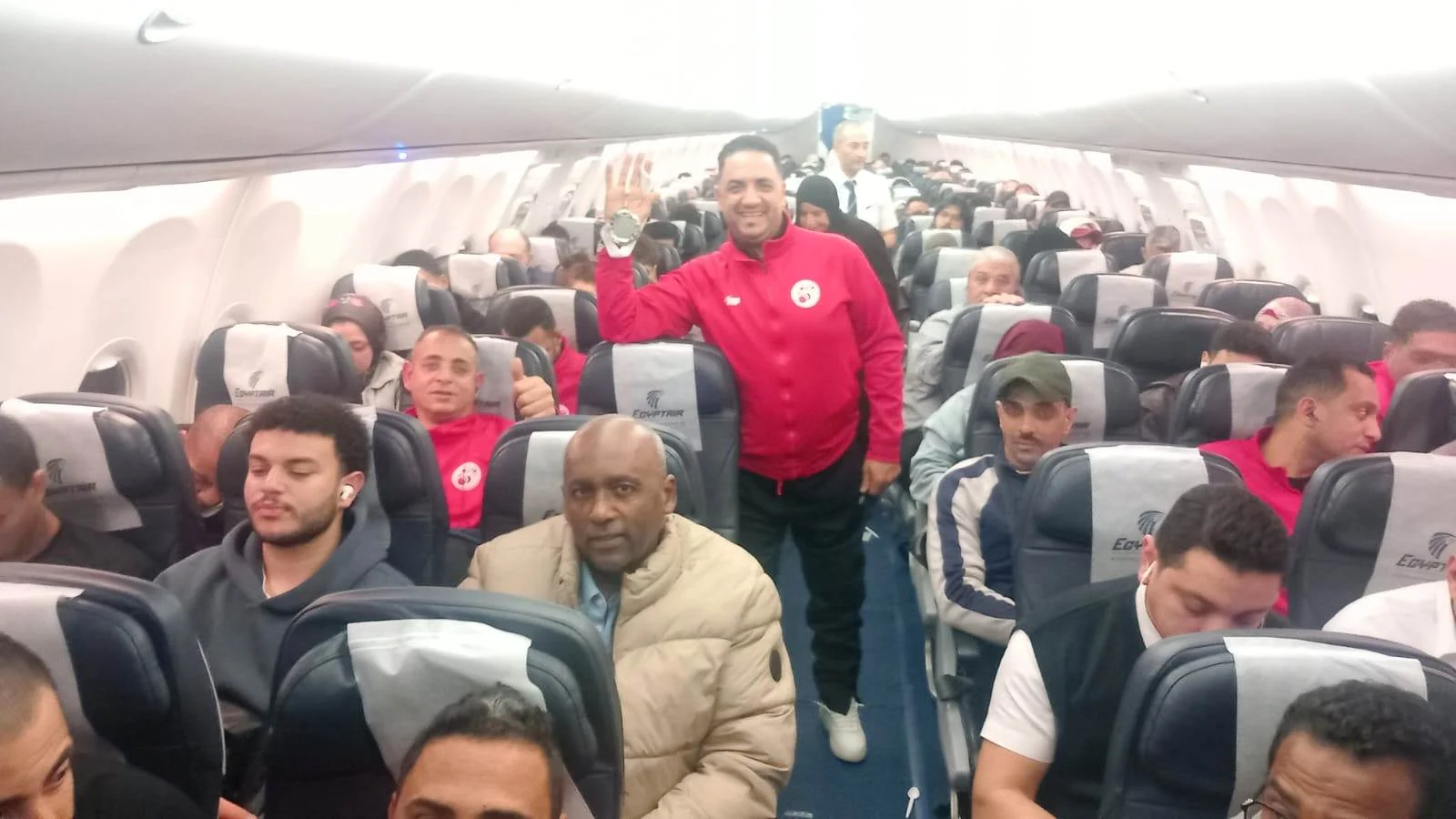 ركاب الطائرة القادمة من الكويت يحتفلون بمنتخب السلة على الكراسي المتحركة (1)