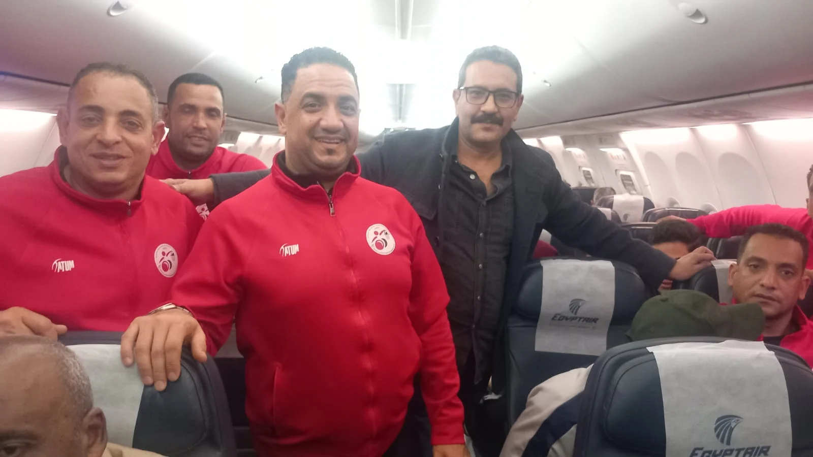 الزميل محمود يسن يتوسط منتخب مصر لكرة السلة على الكراسي المتحركة