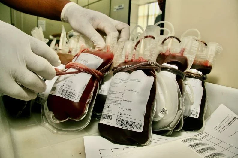 شريحة إلكترونية تختبر خلايا الدم للتأكد من صلاحيته