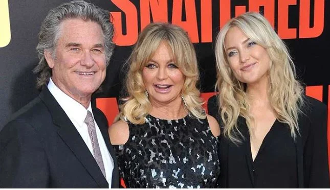 كيت هدسون برفقة عائلتها