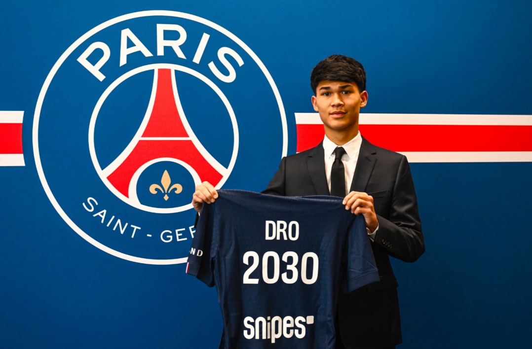 درو فيرنانديز يحمل قميص فريقه الجديد باريس سان جيرمان فور انضمامه قادماً من برشلونة - 27 يناير 2026