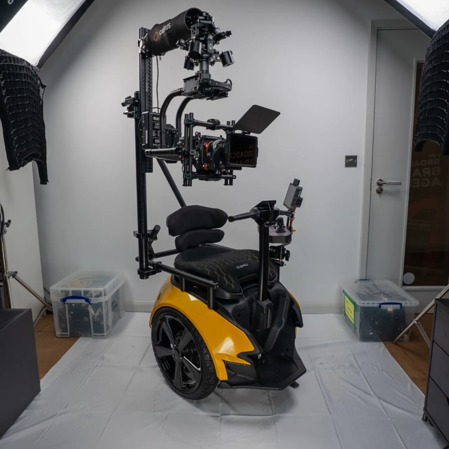 الكرسي يسهل عملية التصوير لذوى الاحتياجات