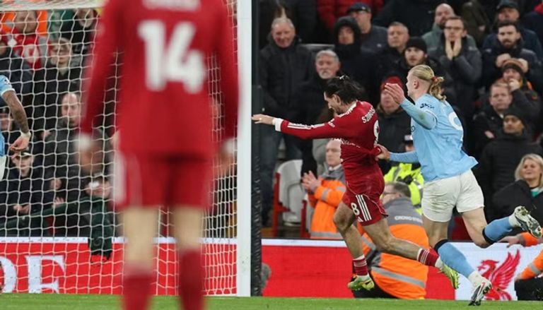 محمد صلاح ومارك غيهي في مباراة ليفربول ومان سيتي