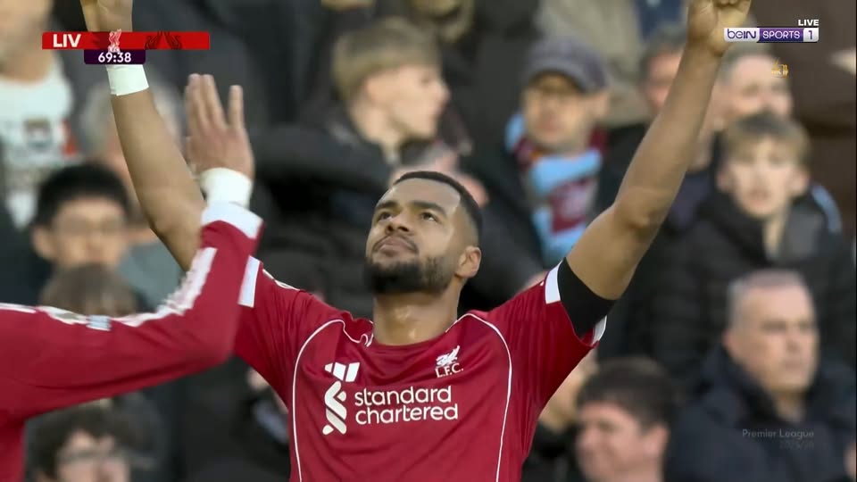 قد تكون صورة ‏‏‏كرة قدم‏، و‏‏كرة قدم‏، و‏حشد‏‏‏ و‏تحتوي على النص '‏‎LIVS LIV 69:38 LIVE VE beINSPORTS1 1 bein SPORTS LF. F.C. standard chartered‎‏'‏‏