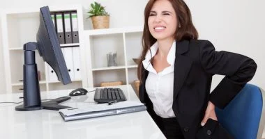 كيف يؤثر الجلوس لفترات طويلة على العمود الفقرى؟.. ونصائح للوقاية