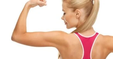 كيف يمكن بناء العضلات والحفاظ على القوة مع تقليل السعرات الحرارية