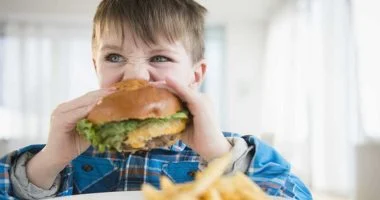 تناول الأطفال للأطعمة المعالجة يرفع خطر إصابتهم بمشكلات سلوكية
