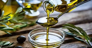 زيت جوز الهند أم زيت الزيتون؟.. أيهما يعزز صحة قلبك 