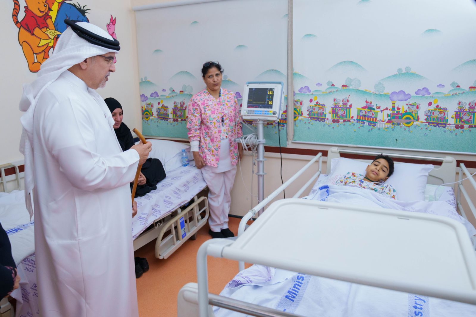 ولي عهد البحرين في زيارة المصابين