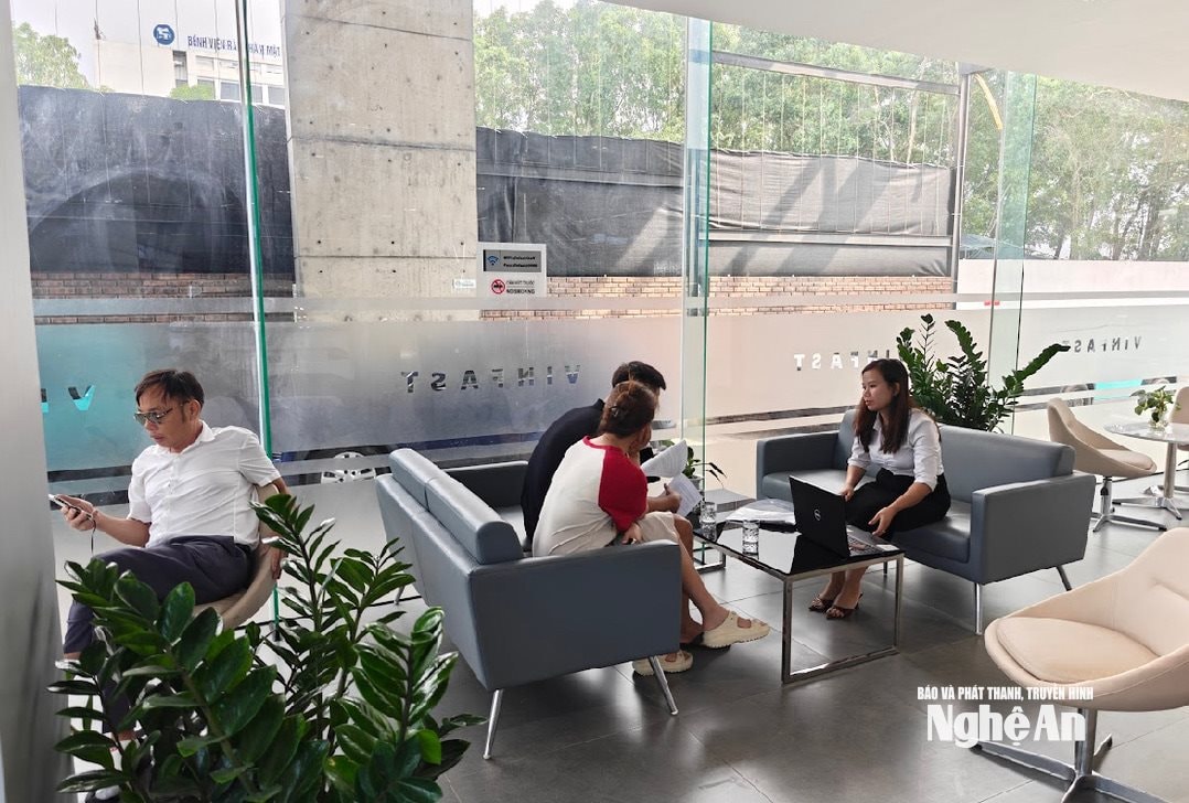 يقدم موظفو المبيعات النصائح للعملاء بشأن شراء السيارات الكهربائية. الصورة: فان ترونغ