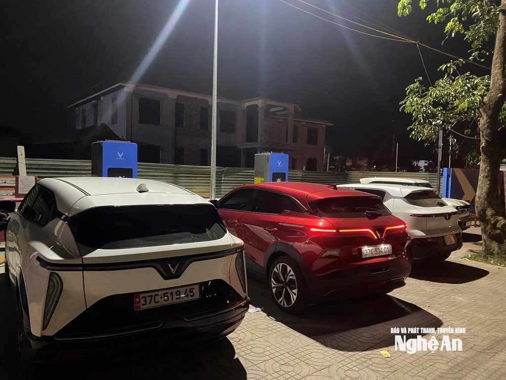 أصبحت البنية التحتية لشحن المركبات الكهربائية أكثر انتشارًا وسهولة في الاستخدام. (صورة: فان ترونغ) ومع ذلك، ورغم مزاياها، لا تزال المركبات الكهربائية تعاني من بعض القيود. إحدى المشكلات التي تشغل بال الكثيرين هي وقت الشحن. فمقارنةً بالتزود بالبنزين، الذي لا يستغرق سوى بضع دقائق، قد يستغرق شحن المركبة الكهربائية بالكامل من بضع عشرات من الدقائق إلى عدة ساعات، وذلك بحسب سعة محطة الشحن وبطارية المركبة.