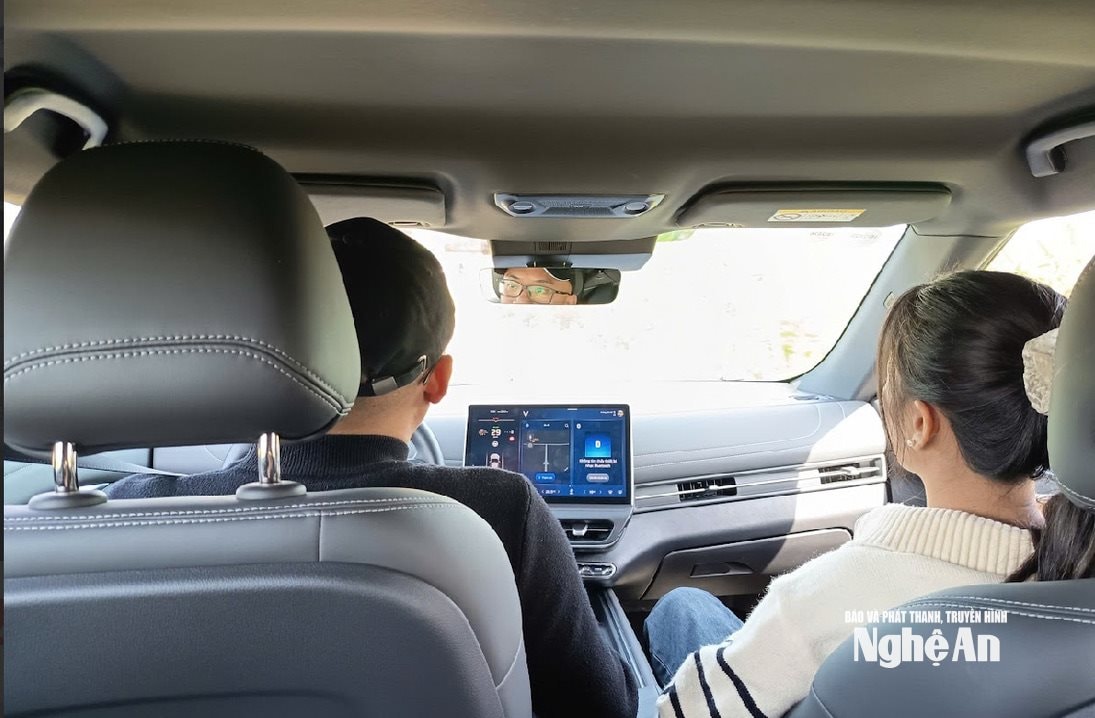 يجرب العملاء قيادة السيارات الكهربائية في حي فينه فو. الصورة: فان ترونغ