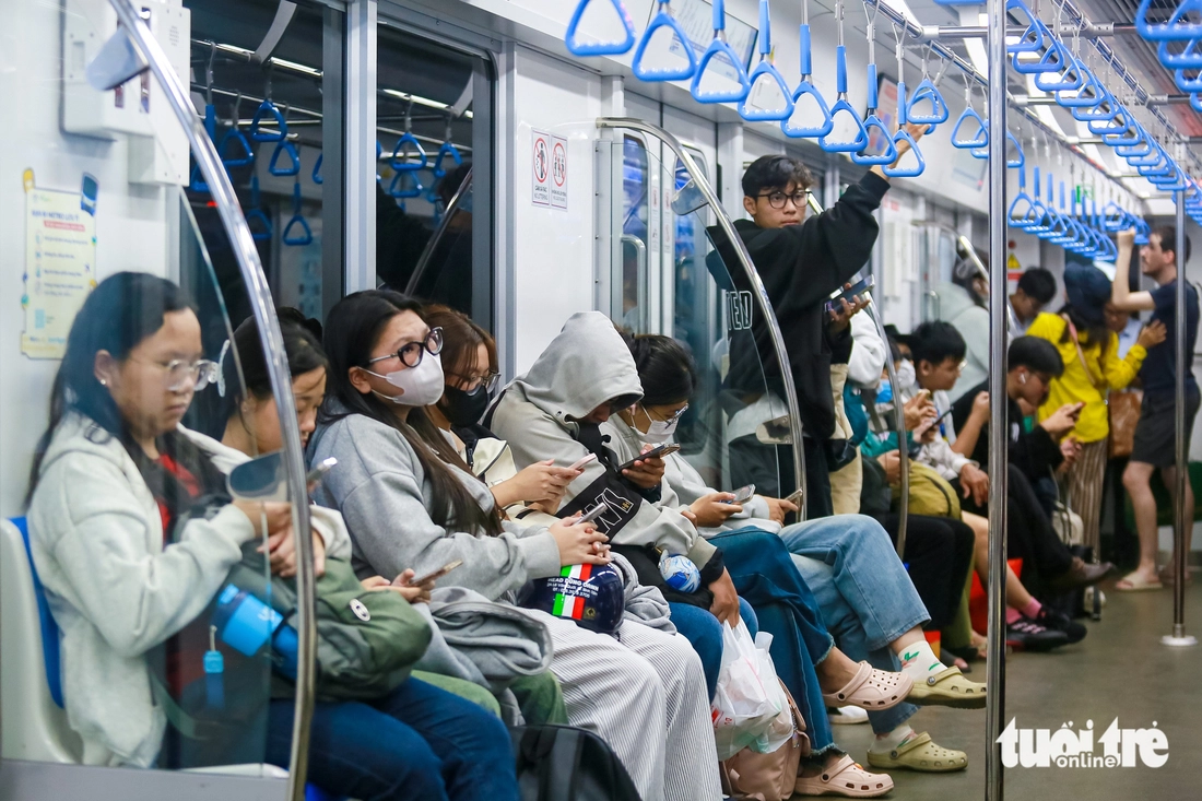 Giá xăng tăng, metro số 1 đông khách hơn, sinh viên chiếm số nhiều - Ảnh 3.