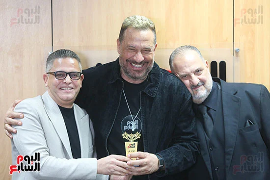 الكاتب الصحفي عبد الفتاح عبد المنعم رئيس تحرير بوابة مولانا يكرم نجوم أولاد الراعي الكاتب الصحفي عبد الفتاح عبد المنعم رئيس تحرير بوابة مولانا يكرم نجوم أولاد الراعي