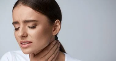 مع اقتراب الربيع.. أسباب جفاف وخشونة الحلق وطرق العلاج مع اقتراب الربيع.. أسباب جفاف وخشونة الحلق وطرق العلاج