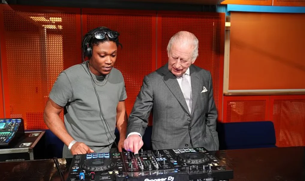 تشارلز يلعب بالـ دى جى