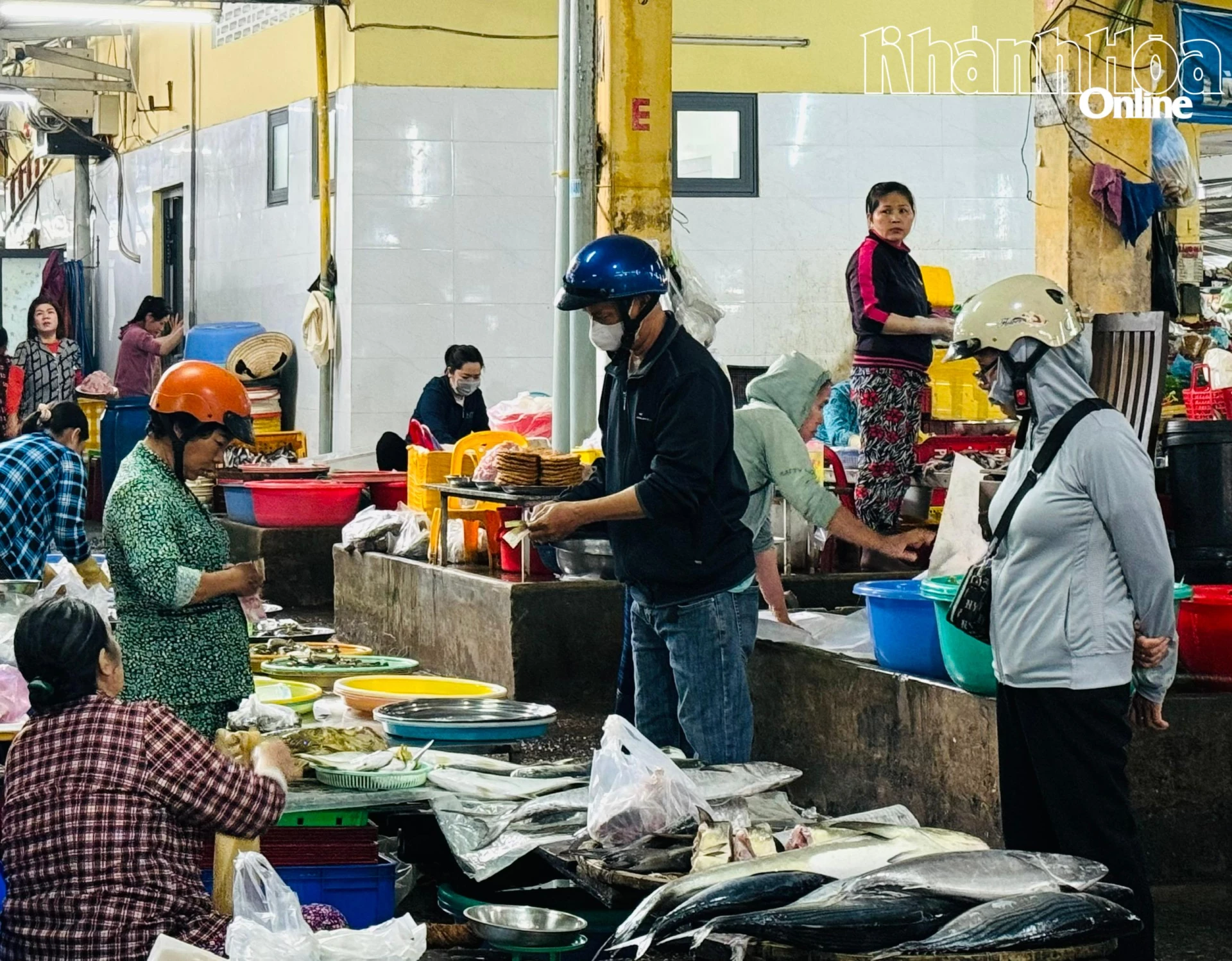 يشتري الناس المأكولات البحرية في سوق Xóm Mới.