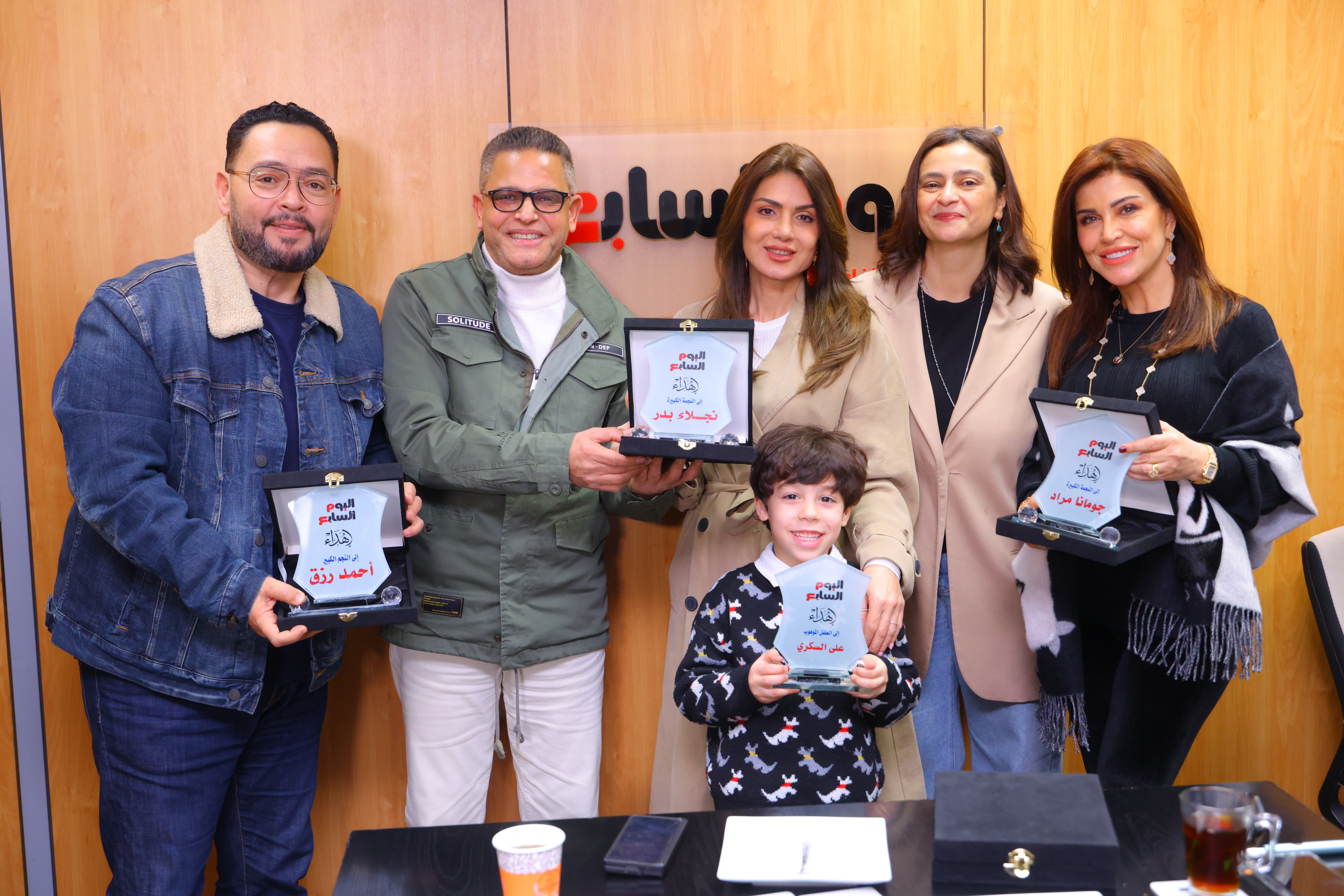 بوابة مولانا يكرم نجوم مسلسل اللون الأزرق