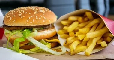 لو هتاكل بره فى العيد.. نصائح لتجنب التسمم الغذائي