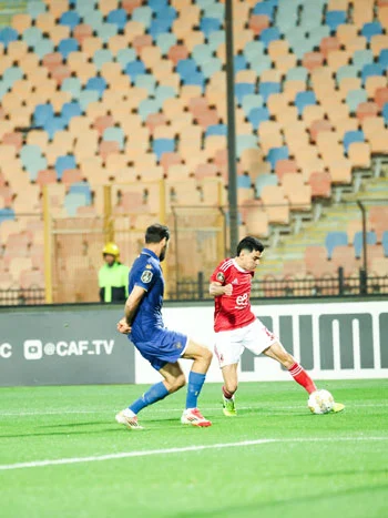 بن شرقى خلال مباراة الأهلى والترجى