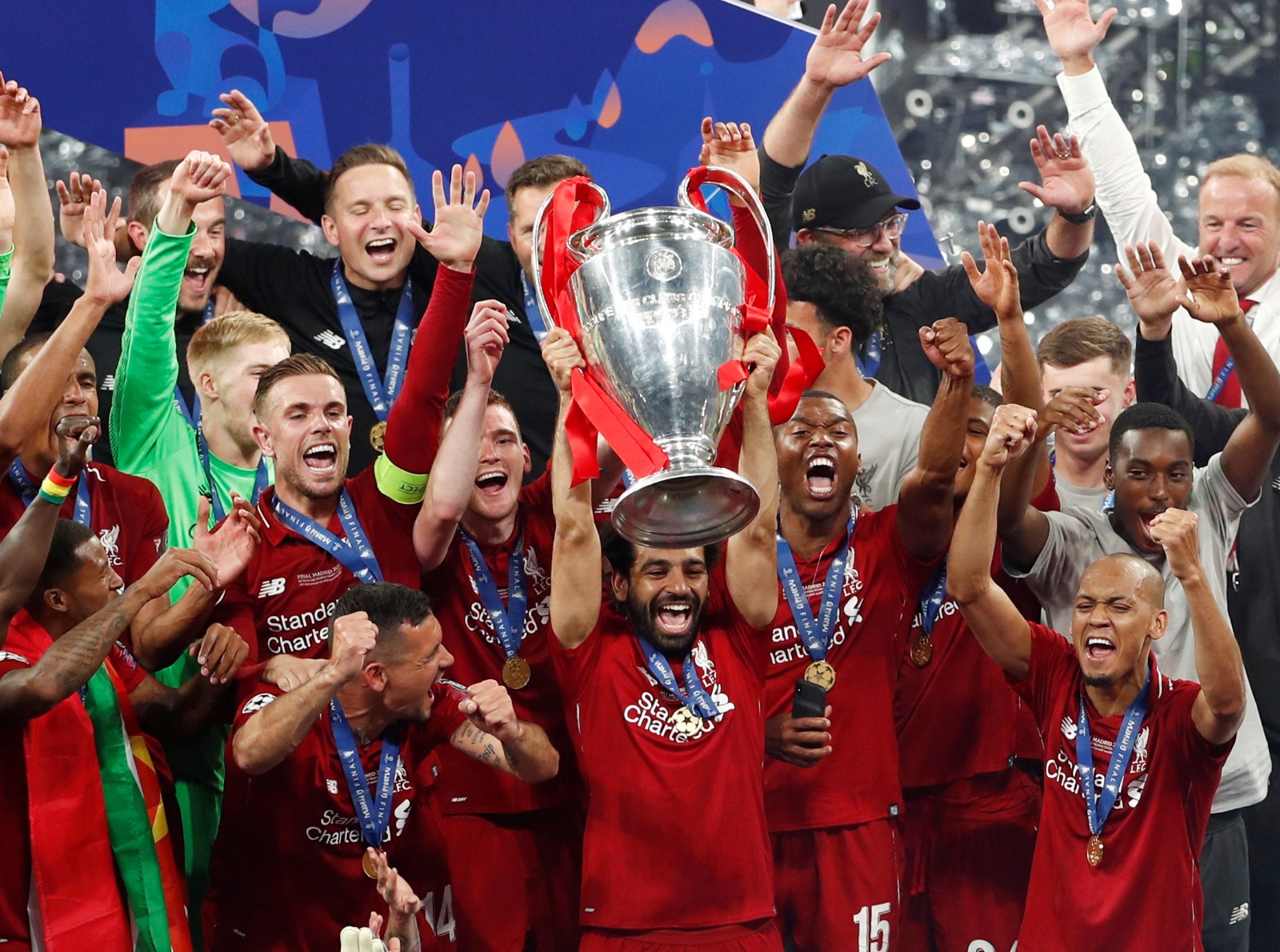 محمد صلاح يرفع كأس دوري أبطال أوروبا بعد تتويج ليفربول باللقب - 1 يونيو 2019