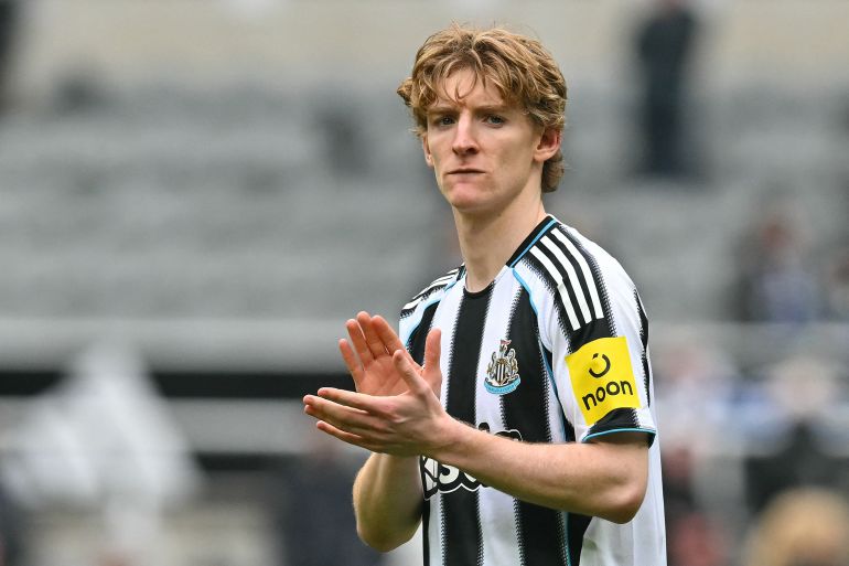 Newcastle United's English midfielder #10 Anthony Gordon applauds the fans at the end of the English Premier League football match between Newcastle United and Sunderland at St James' Park in Newcastle-upon-Tyne, north east England on March 22, 2026. (Photo by ANDY BUCHANAN / AFP) / RESTRICTED TO EDITORIAL USE. NO USE WITH UNAUTHORIZED AUDIO, VIDEO, DATA, FIXTURE LISTS, CLUB/LEAGUE LOGOS OR 'LIVE' SERVICES. ONLINE IN-MATCH USE LIMITED TO 120 IMAGES. AN ADDITIONAL 40 IMAGES MAY BE USED IN EXTRA TIME. NO VIDEO EMULATION. SOCIAL MEDIA IN-MATCH USE LIMITED TO 120 IMAGES. AN ADDITIONAL 40 IMAGES MAY BE USED IN EXTRA TIME. NO USE IN BETTING PUBLICATIONS, GAMES OR SINGLE CLUB/LEAGUE/PLAYER PUBLICATIONS.