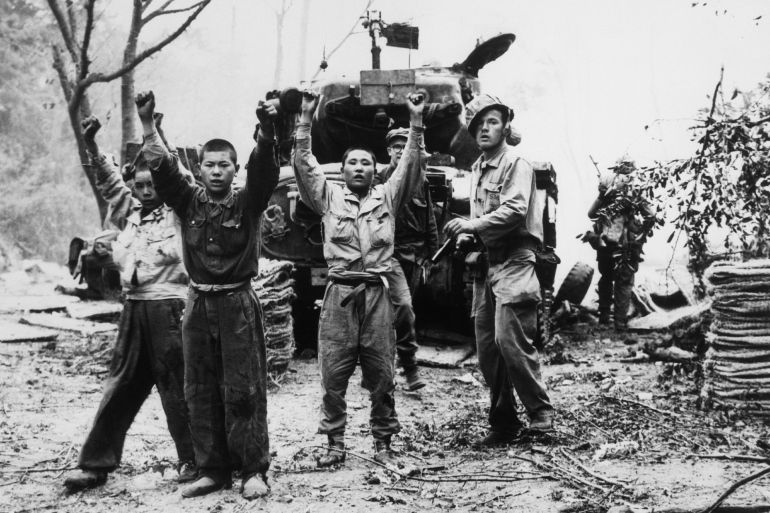 US marine capturing north Korean prisoners of war. Korean War 1953. (Photo by: Universal History Archive/Universal Images Group via Getty Images)