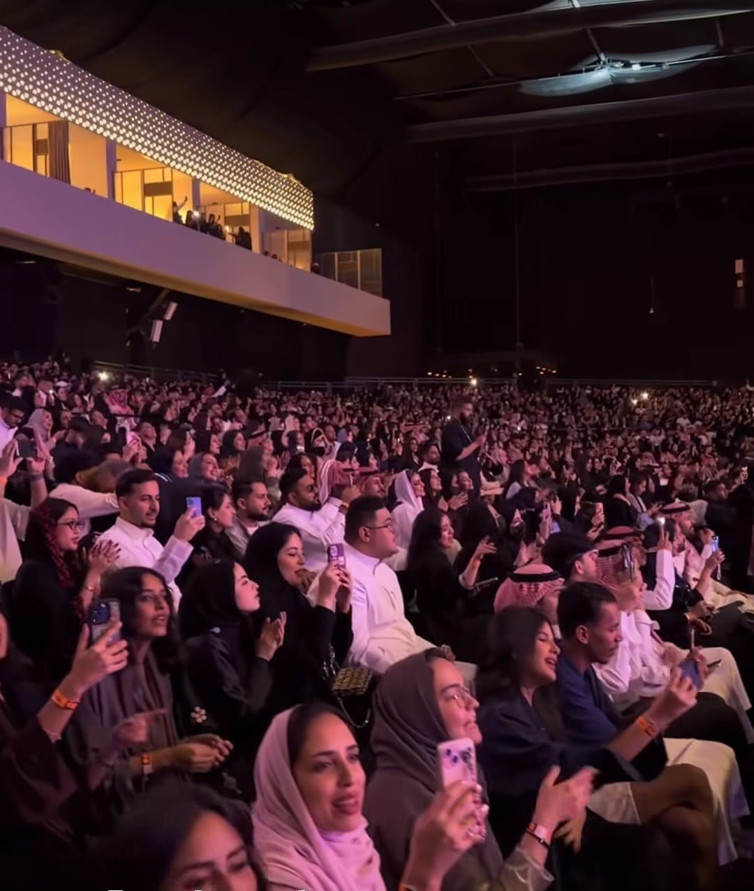 أنغام تتألق فى حفلها بجدة وتشعل حماس الجمهور (2) أنغام تتألق فى حفلها بجدة وتشعل حماس الجمهور (2)