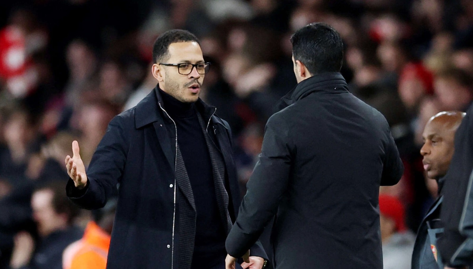 مدرب تشيلسي ليام روسينيور يصافح أرتيتا بعد الخسارة من أرسنال في الدوري الإنجليزي - 1 مارس 2026