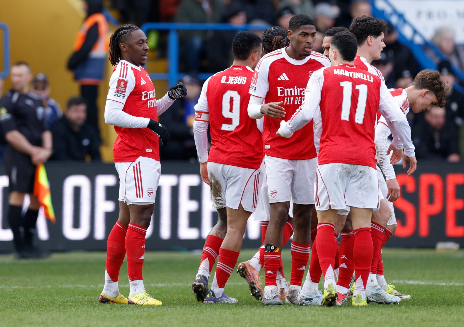 إيبريتشي إيزي لاعب أرسنال يحتفل مع زملائه بهدفه في مرمى مانسفيلد تاون في كأس الاتحاد الإنجليزي - 7 مارس 2026