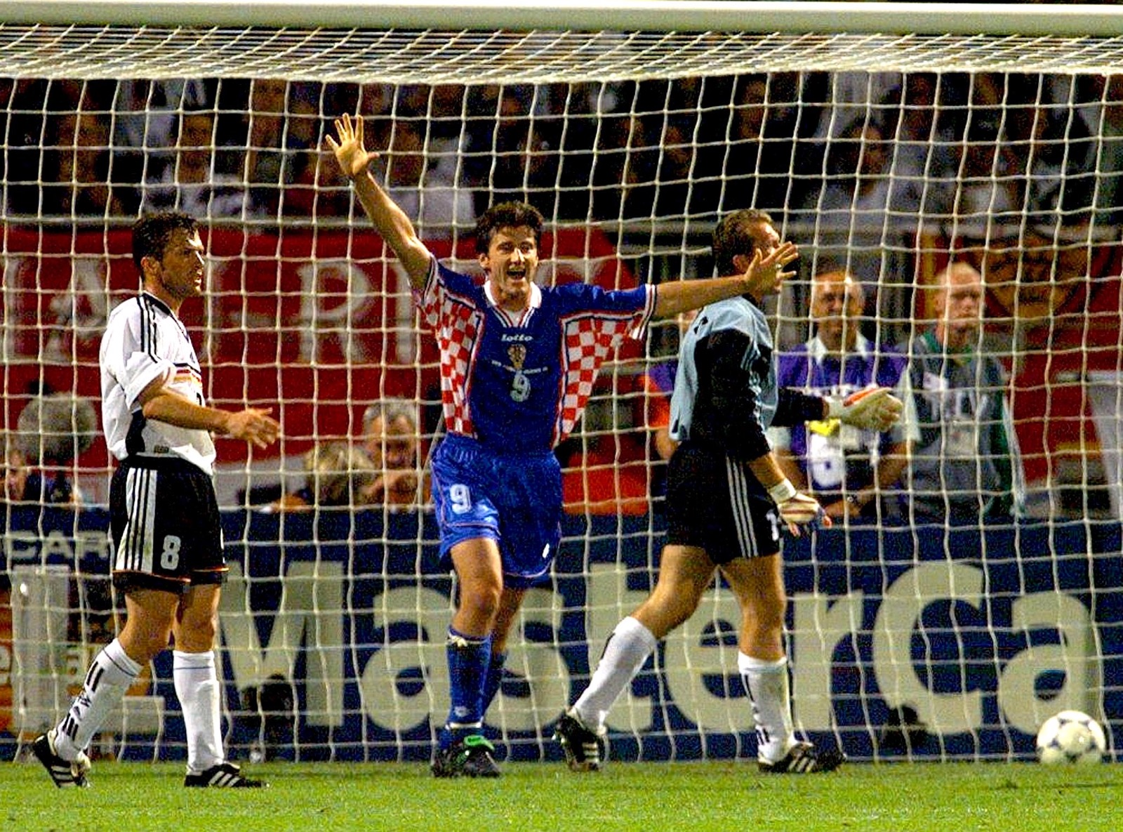 لاعب كرواتيا دافور شوكر يحتفل بعد التسجيل أمام ألمانيا خلال مباراة ربع نهائي <a href=