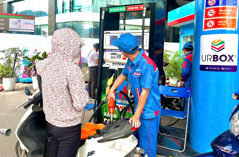 انخفضت أسعار البنزين والديزل بشكل حاد اليوم، 12 مارس 2026، عقب آخر تعديل للأسعار. الصورة: بي. سي.