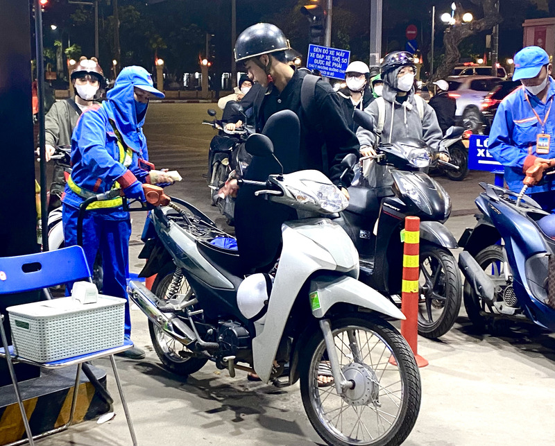 أسعار الوقود المحلية اليوم، 16 مارس 2026. الصورة: فونغ ترانغ