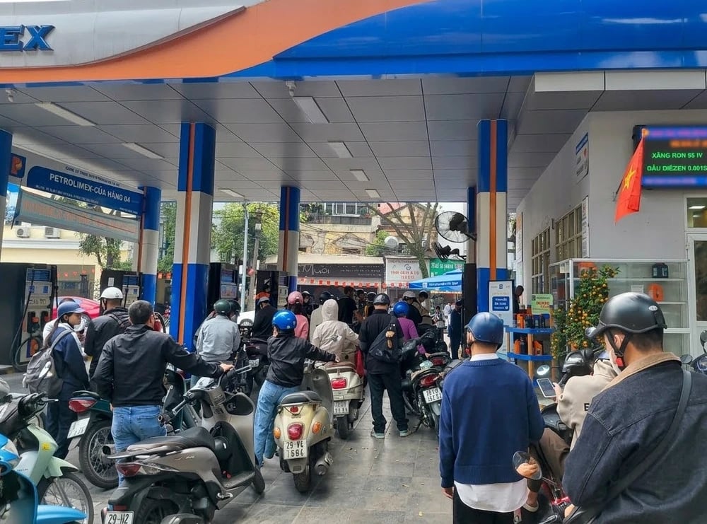 يتزود الناس بالوقود في محطة بنزين في هانوي. الصورة: AH