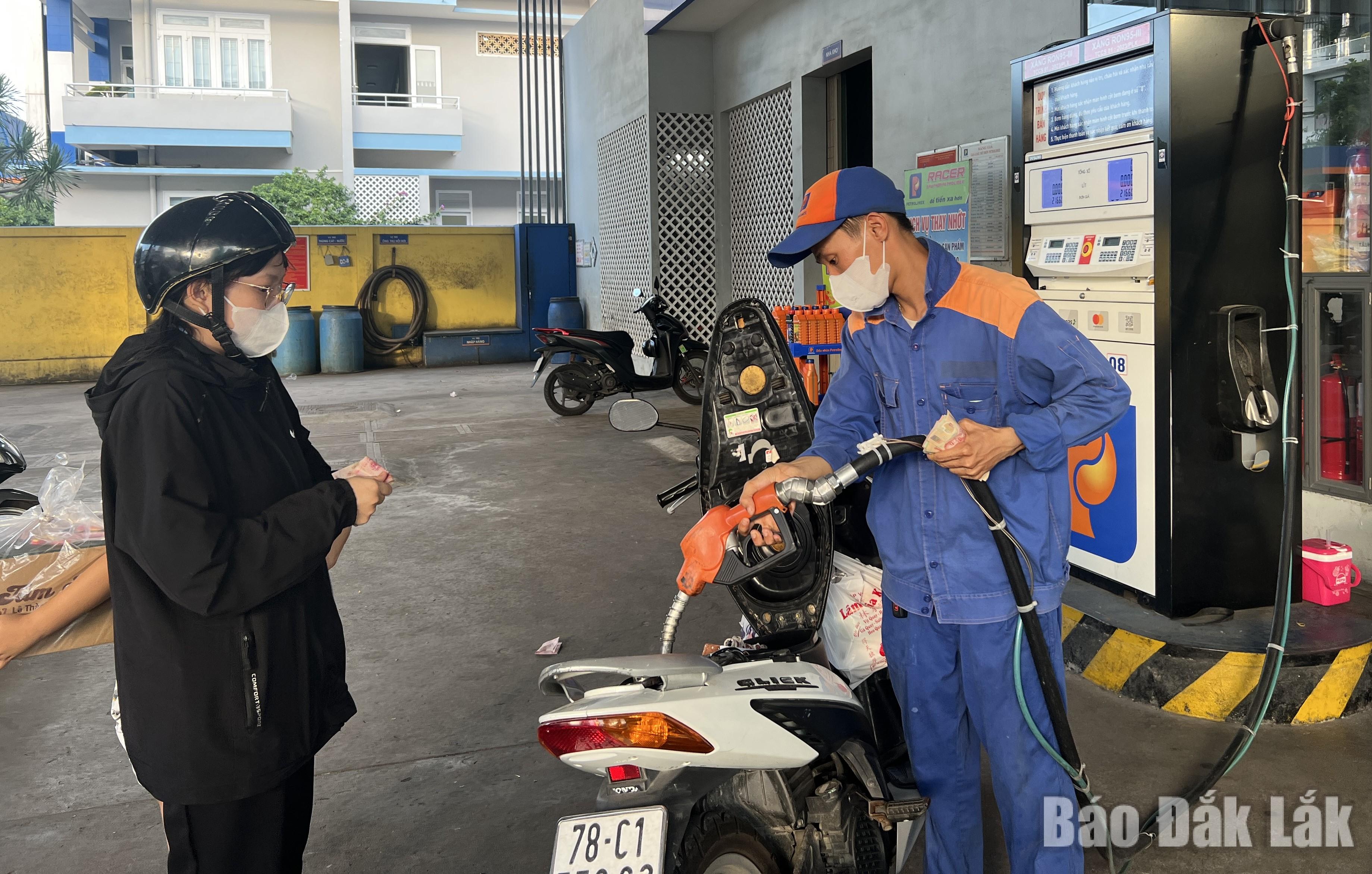 يشتري الناس البنزين من متاجر البيع بالتجزئة.